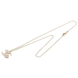 Collar con colgante Camellia Chanel CC chapado en oro