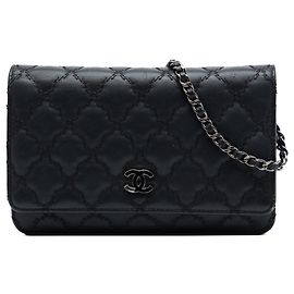 Bolso bandolera con cadena Chanel CC Hamptons en piel de becerro acolchado con doble costura negro