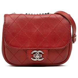 Sac bandoulière Chanel Paris Dallas en peau de chèvre rouge avec surpiqûres sauvages