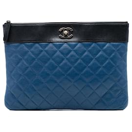 Clutch Chanel Medium Bicolor in pelle di pecora trapuntata Mademoiselle O Case Blu