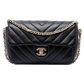 Borsa a tracolla Chanel Mini Rectangular Chevron Lambskin Chain Around Flap nera
