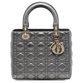 Borsa Lady Dior in agnello metallizzato cannage grigio, taglia Medium