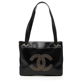 Borsa a tracolla Chanel in pelle di agnello nera con logo CC borchiato