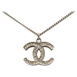 Collana con pendente Chanel CC argentata con strass placcata in argento