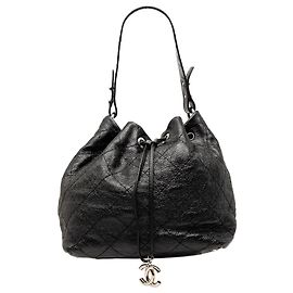 Chanel On The Road Bucket Bag aus schwarzem glasiertem Kalbsleder