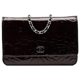 Borsa a tracolla Chanel CC Embossed Patent Camellia marrone con catena