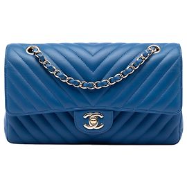 Borsa a tracolla Chanel Medium Classic Chevron in agnello blu a doppia patta