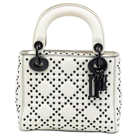 Borsa Lady Dior Mini Ultra Matte in pelle di vitello Cannage Studded bianca