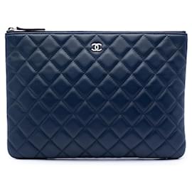 Blau Chanel Medium Gestepptes Lammleder O Case Clutch