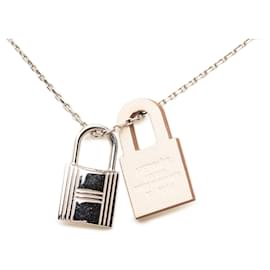 Collier pendentif O Kelly en cuir Swift et palladium argenté Hermès