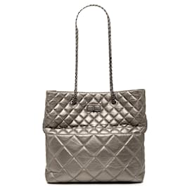 Tote Reissue 2.55 em couro de vitelo envelhecido metálico acolchoado prateado Chanel
