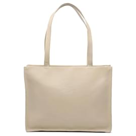 Tote Chanel in pelle di agnello beige con logo CC goffrato e camelia