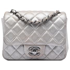 Borsa a tracolla Chanel Mini Square Classic in agnello metallizzato argento con patta singola