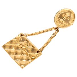Bolso Chanel CC Flap Acolchado Bañado en Oro con Broche de Medallón