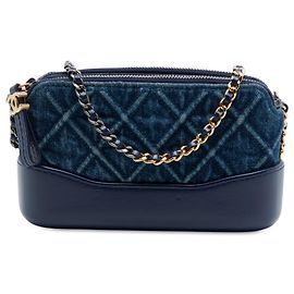 Clutch Chanel Gabrielle in denim trapuntato blu con doppia zip e borsa a tracolla con catena