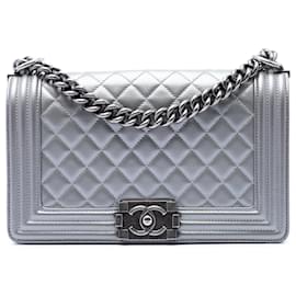 Borsa a tracolla Chanel Old Medium Quilted Metallic Caviar Boy Flap argento
