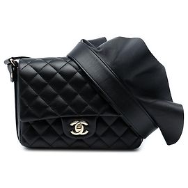 Borsa a tracolla Chanel Flap in pelle di vitello trapuntata nera