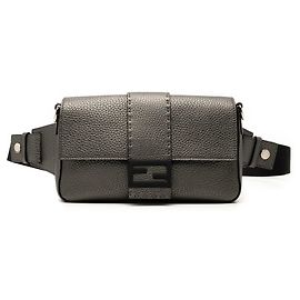 Borsa a tracolla Fendi Leather Selleria Convertible Baguette grigia