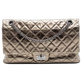 Bolso de hombro Chanel Reissue 2.55 Double Flap 226 en piel de becerro metalizada acolchada dorada