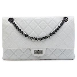 Bolso de hombro Chanel Reissue 2.55 Double Flap 226 en piel de becerro envejecido acolchado blanco