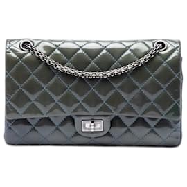 Borsa a tracolla Chanel Reissue 2.55 Double Flap 226 in vernice trapuntata verde