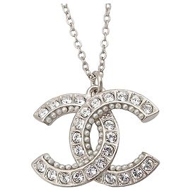 Collana con pendente Chanel CC in ottone con strass e perle finte argento