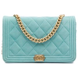 Portafoglio con catena Boy in velluto trapuntato blu Chanel