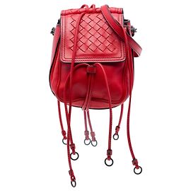 Borsa a tracolla con patta doppia faccia in nappa Intrecciato rossa Bottega Veneta
