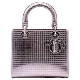 Borsa Lady Dior Medium in vernice metallizzato microcannage viola
