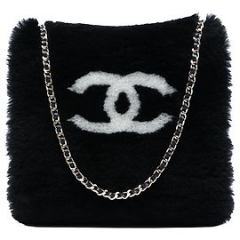 Borsa muffola Chanel CC in shearling nero