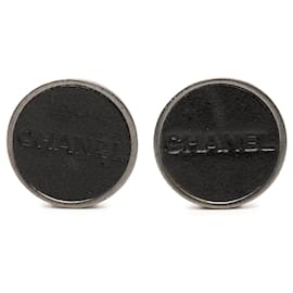 Orecchini a clip Chanel in ottone e pelle con logo argentati
