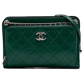 Borsa a tracolla Chanel CC in pelle di vitello trapuntata e stropicciata verde con tasca anteriore