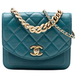 Bolso Satchel Chanel Mini de piel de cordero acolchada y caviar azul con asa de cadena