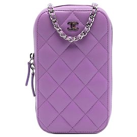Bolsa crossbody de telefone com zíper em couro de cordeiro matelassê CC Chanel roxo