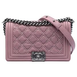 Borsa a tracolla Chanel Old Medium Boy Flap in pelle di vitello trapuntata e stropicciata con borchie rosa