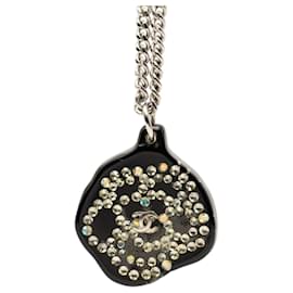 Collana con pendente in ottone argentato Chanel, camelia in resina e strass