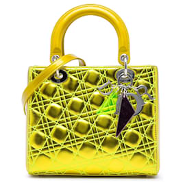 Borsa Lady Dior Anselm Reyle Medium in pelle di agnello metallizzata gialla Cannage