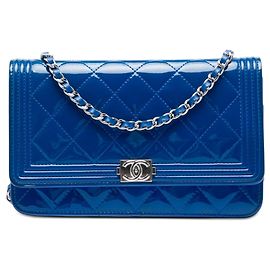 Borsa a tracolla Chanel Boy Wallet on Chain in vernice trapuntata blu