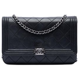 Portafoglio Chanel Boy in agnello trapuntato nero con tracolla