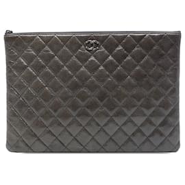 Clutch Chanel Large Crinkled Patent O Case Grigia