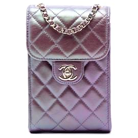 Lila Chanel CC gestepptes irisierendes Lammfell Handyhalter mit Ketten Umhängetasche