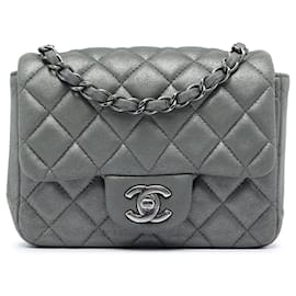 Borsa a tracolla Chanel Mini Square Classic in agnello metallizzato grigio con patta singola