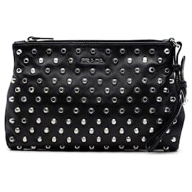 Clutch in pelle nera con borchie Prada