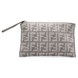 Fendi Large Flache Pouch FF aus gewebtem Stoff und Kalbsleder in Grau