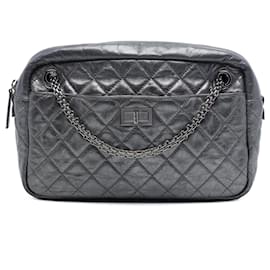 Borsa a tracolla Chanel Reissue 2.55 Medium in pelle di vitello trapuntata metallizzata argento