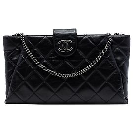 Bolso bandolera Chanel Coco Pleats en piel de becerro lacado acolchado negro