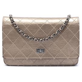 Bolso Clutch Wallet on Chain Reissue 2.55 en piel de becerro envejecida metalizada acolchada marrón Chanel
