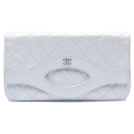 Clutch 31 en piel de becerro envejecida iridiscente blanca Chanel