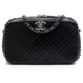 Borsa a tracolla Chanel Medium Quilted Lambskin Coco Boy nera