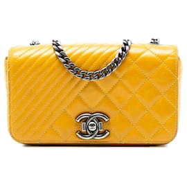 Borsa a tracolla Chanel Small Glazed Calfskin Coco Boy Flap Gialla